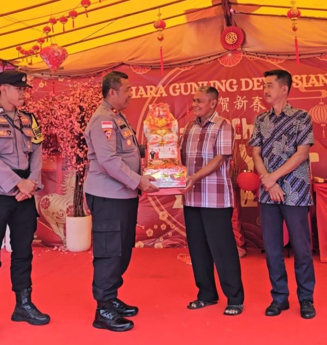 
					Polres Kepulauan Anambas melaksanakan kegiatan sosial berupa pemberian parcel kepada pengurus Vihara Gunung Dewa Siantan, Senin (16/02/2026) pagi. F-Humas Polres Anambas 