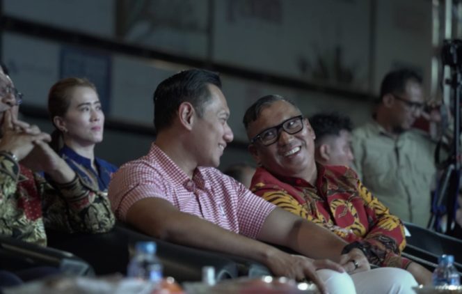 
					Wagub Kepri, Nyanyang Haris Pratamura berbincang dengan Menko AHY disela-sela Perayaan Imlek di Kota Batam, Senin (16/02) malam. F-Kominfo Kepri 