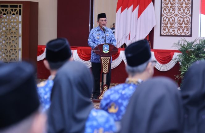 
					Gubernur Ansar, saat memberikan arahan kepada pejabat eselon II,III dan IV yang baru dilantik pada Kamis (19/02) pagi. F-Kominfo Kepri 