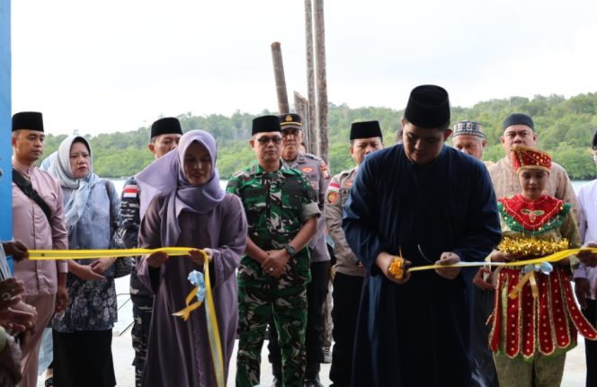 
					Kanan, Bupati Bintan Roby Kurniawan, didampingi Wakil Bupati Bintan Deby Maryanti, saat pemotongan pita tanda peresmian dermaga yang diberi nama 'Mak Yong' ini, Sabtu sore (21/02).