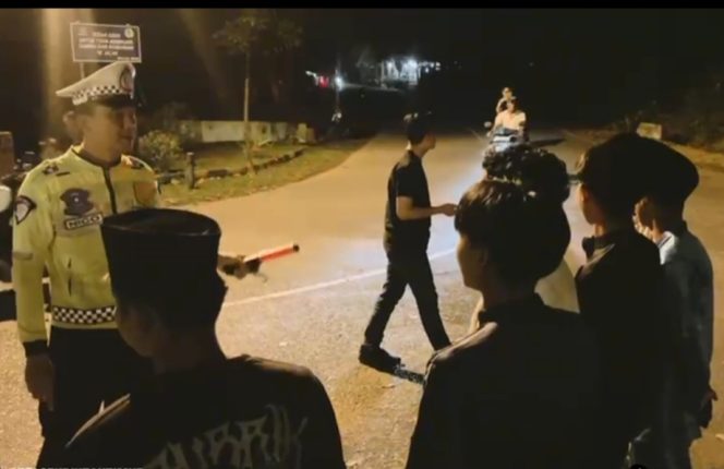 
					Personel Polsek Bintan Timur saat menggelar kegiatan meningkatkan patroli pengawas dan pengamanan di wilayah Kecamatan Bintan Timur, Sabtu (21/02) malam. F-Polsek Bintan Timur 