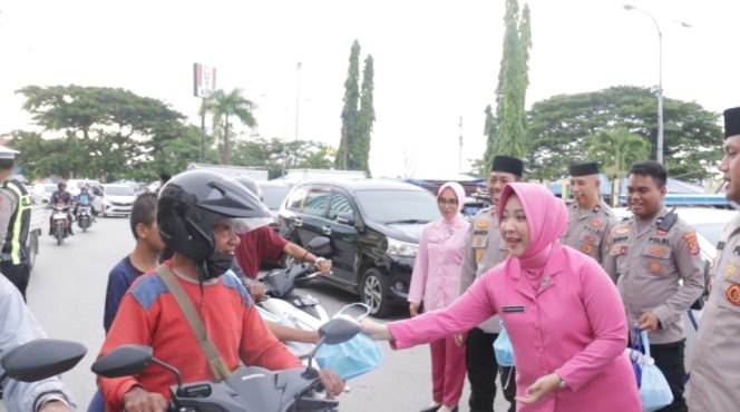 
					Kapolresta Baubau bersama PJU saat membagikan takjil di jalan raya Pantai Kamali, Senin ,(23/02) F- Polres Baubau 