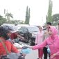 Kapolresta Baubau bersama PJU saat membagikan takjil di jalan raya Pantai Kamali, Senin ,(23/02) F- Polres Baubau