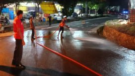 Kasi Kebakaran dan Penyelamatan DPKP Kota Tanjungpinang, Dery Ambary bersama timnya saat membersihkan tumpahan solar di Jalan Hanjoyo Putro, Selasa (24/02) malam. Foto: Suaib Kepri.info