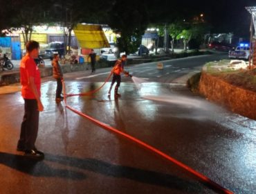 Kasi Kebakaran dan Penyelamatan DPKP Kota Tanjungpinang, Dery Ambary bersama timnya saat membersihkan tumpahan solar di Jalan Hanjoyo Putro, Selasa (24/02) malam. Foto: Suaib Kepri.info