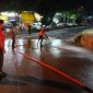 Kasi Kebakaran dan Penyelamatan DPKP Kota Tanjungpinang, Dery Ambary bersama timnya saat membersihkan tumpahan solar di Jalan Hanjoyo Putro, Selasa (24/02) malam. Foto: Suaib Kepri.info