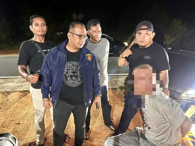 
					Nasrun Dj, terduga pelaku pembunuhan dan mutilasi tak berkutik saat diamankan tim Jatanras Polresta Tanjungpinang dan Polsek Tanjungpinang Timur, Rabu (25/02) malam. F-net