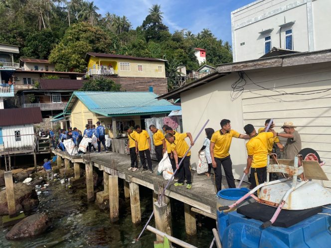 
					Polres Kepulauan Anambas menggelar kegiatan gotong royong bersama masyarakat di Desa Sri Tanjung, Kecamatan Siantan, Kabupaten Kepulauan Anambas, Sabtu (07/02)