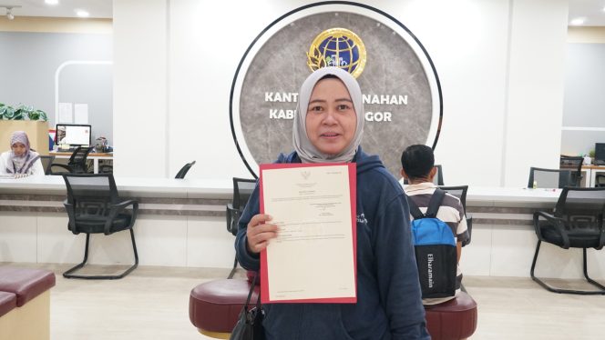 
					 Sejak 2022, melalui Pelayanan Tanah Akhir Pekan (PELATARAN), masyarakat jadi memiliki waktu alternatif untuk mendapatkan layanan pertanahan di 107 Kantor Pertanahan (Kantah) di penjuru Indonesia.