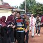 Gubernur Kepri, H. Ansar Ahmad dan Wakil Gubernur Nyanyang Haris Pratamura disambut warga saat meresmikan listrik 24 Jam di Kampung Tembesi Sidomulyo RW 006 Kecamatan Sagulung Kota Batam, Sabtu (31/01) lalu. F-Kominfo Kepri