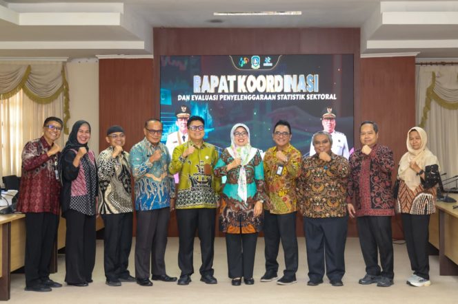 
					Asisten Administrasi Umum Setda Provinsi Kepri, Misni, Kepala BPS Provinsi Kepri, Toto Haryanto Silitonga; Kepala Dinas Kominfo Provinsi Kepri, Hendri Kurniadi; serta, Kepala Bidang Riset dan Inovasi Daerah Bapelitbang Provinsi Kepri, Hendrija, Kamis (05/02) F-Kominfo 