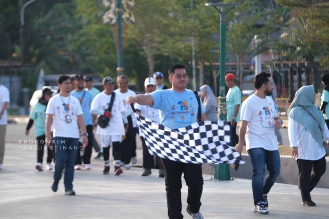 
					Peserta Jalan Sehat Festival Mantap Indonesia dalam rangka peringatan Hari Ulang Tahun (HUT) Bank Mandiri Taspen ke-11, di Alun-Alun Tugu Sirih, Minggu (8/2). F-Kominfo Kita Tanjungpinang.