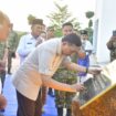 Gubernur Kepulauan Riau H. Ansar Ahmad mendampingi Menteri Pertahanan RI Jenderal TNI (Purn) Sjafrie Sjamsoeddin saat meresmikan Masjid Bintang Amin Angkasa di Lanud Hang Nadim Batam, Selasa (17/3) lalu. F-Kominfo Kepri