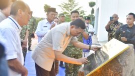Gubernur Kepulauan Riau H. Ansar Ahmad mendampingi Menteri Pertahanan RI Jenderal TNI (Purn) Sjafrie Sjamsoeddin saat meresmikan Masjid Bintang Amin Angkasa di Lanud Hang Nadim Batam, Selasa (17/3) lalu. F-Kominfo Kepri