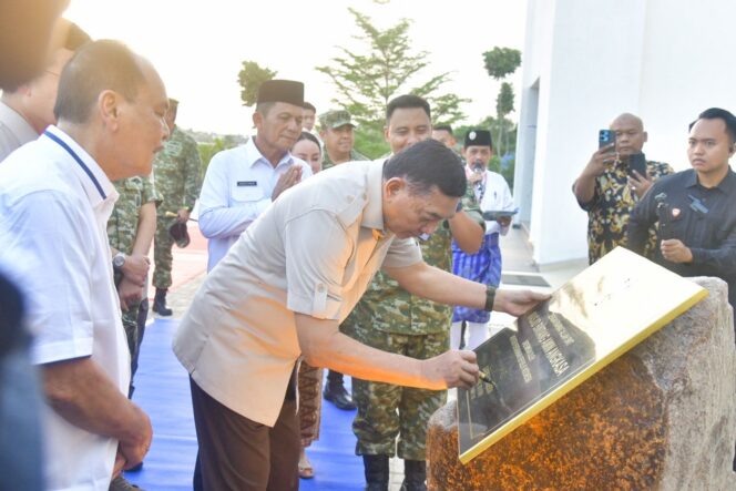 
					Gubernur Kepulauan Riau H. Ansar Ahmad mendampingi Menteri Pertahanan RI Jenderal TNI (Purn) Sjafrie Sjamsoeddin saat meresmikan Masjid Bintang Amin Angkasa di Lanud Hang Nadim Batam, Selasa (17/3) lalu. F-Kominfo Kepri 