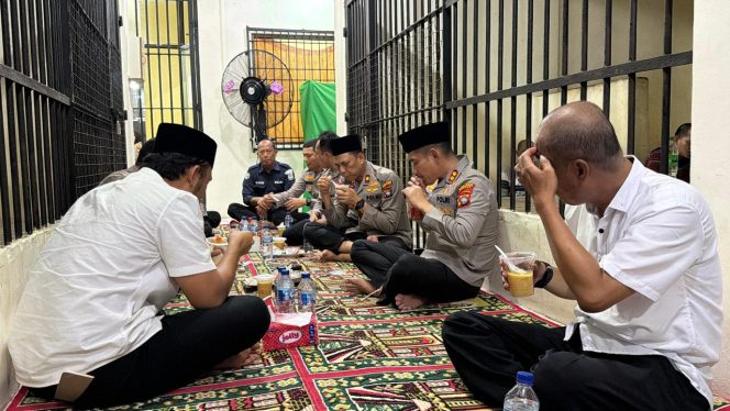 
					Kapolres dan Wakapolres Bintan Buka bersama para tahanan, Senin (02/03) F-Humas Polres Bintan 