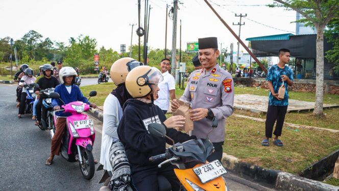 
					Wakapolres Bintan, Kompol Heri saat membagikan takjil bersama Kapolres Bintan, Rabu (04/03) F-Humas 