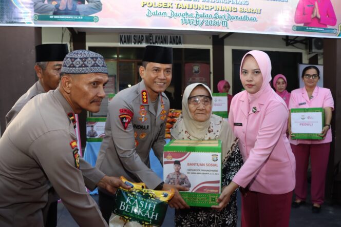 
					Kapolresta Tanjungpinang Kombes Pol. Indra Ranu Dikarta, S.I.K., M.Si. didampingi Ketua Bhayangkari Cabang Kota Tanjungpinang, saat memberikan bantuan kepada warga usai menggelar acara safari Ramadan dan Kunjungan Kerja di Polsek Tanjungpinang Barat, Kamis (05/03). F-Kepri.info