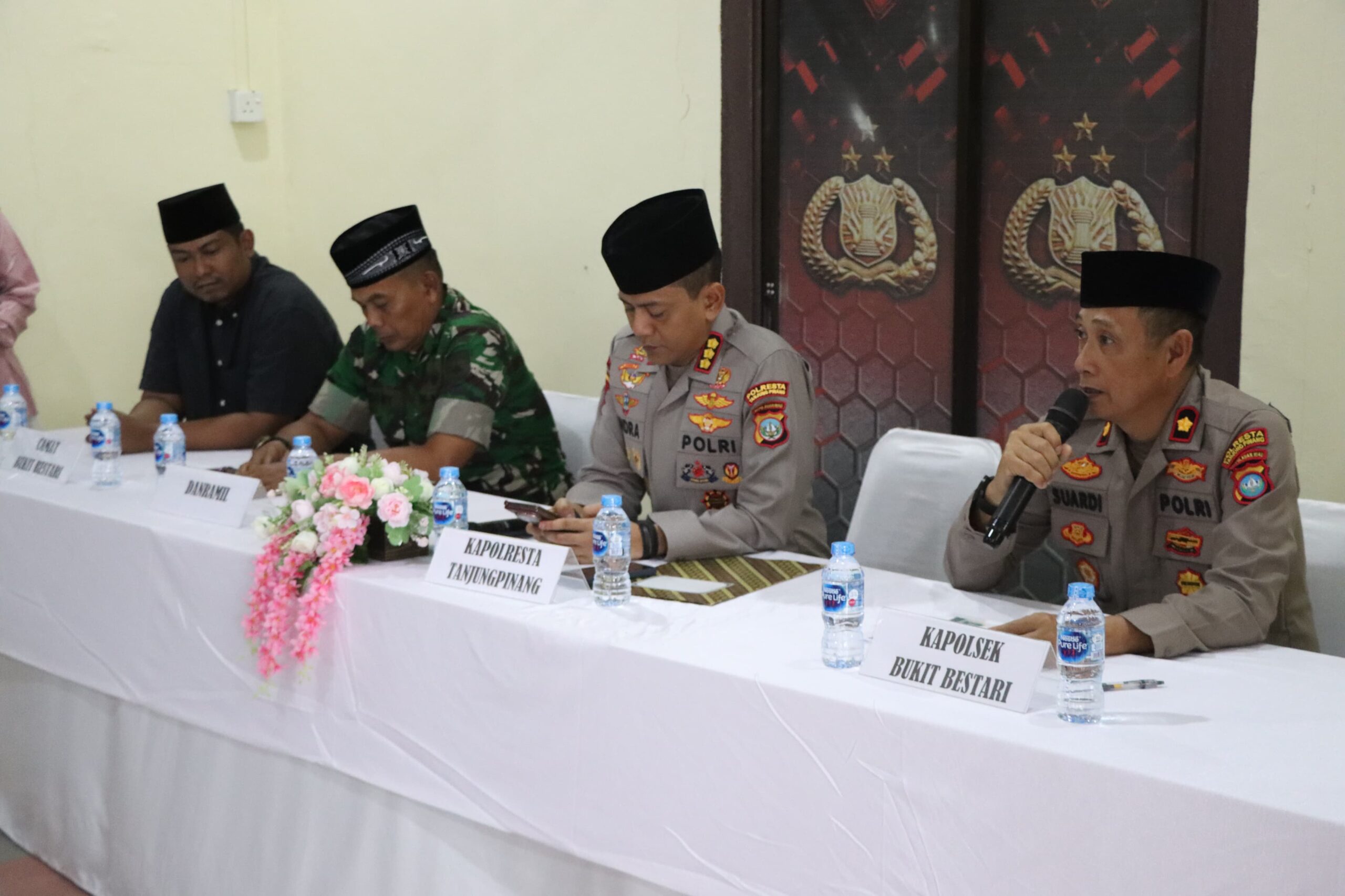 Tengah, Kapolresta Tanjungpinang Kombes Pol Indra Ranu Dikarta didampingi Kapolsek Bukit Bestari, Kompol Suardi, Jum'at (06/03). F-Humas