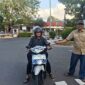 Ketua SMSI Kota Tanjungpinang, M Rakhmat saat membagikan takjil kepada pengguna jalan, Sabtu (07/03)