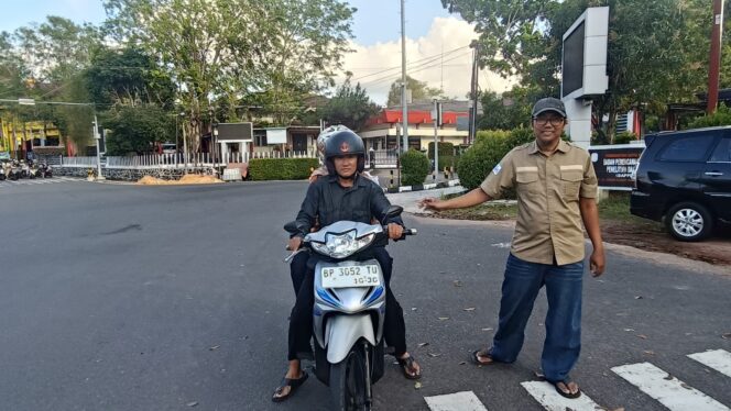 
					Ketua SMSI Kota Tanjungpinang, M Rakhmat saat membagikan takjil kepada pengguna jalan, Sabtu (07/03)