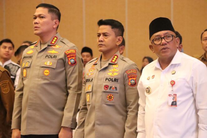 
					Kapolresta Tanjungpinang Kombes Pol Indra Ranu Dikarta, S.I.K., M.Si., menghadiri kegiatan Rapat Koordinasi (Rakor) Lintas Sektoral terkait kesiapan pelayanan dalam rangka menghadapi perayaan Idul Fitri 1447 Hijriah yang di gelar Polda Kepulauan Riau di Aula Wan Seri Beni, Kantor Gubernur Kepulauan Riau, Dompak, Tanjungpinang. Senin (09/03/2026). F-Humas Polresta Tanjungpinang 