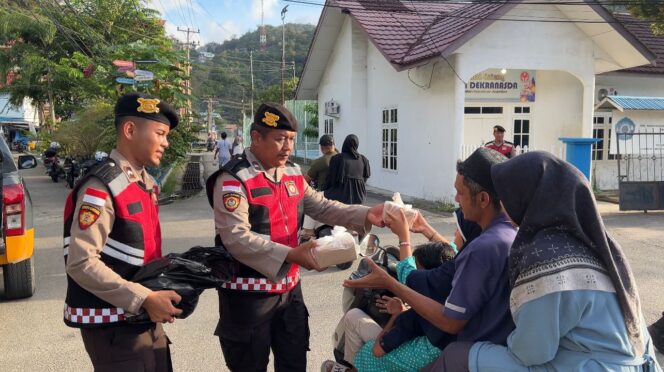 
					Semangat melayani dan berbagi di bulan suci ditunjukkan oleh Sat Samapta Polres Kepulauan Anambas, Rabu (11/03). Humas Polres Anambas 
