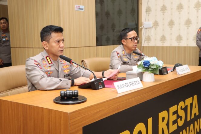 
					Kapolresta Tanjungpinang Kombes Pol Indra Ranu Dikarta, S.I.K., M.Si, bersama Kabag Ops Polresta Tanjungpinang AKP Iwan Nopriawan, S.H. Kamis (12/03). F-Humas Polresta Tanjungpinang 