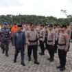 Kapolres Kepulauan Anambas AKBP I Gusti Ngurah Agung Budianaloka, S.I.K., M.H., didampingi Bupati Kepulauan Anambas dan Forum Koordinasi Pimpinan Daerah (Forkopimda) sat melakukan peninjauan pasukan, Kamis (12/03) F-Humas Polres Anambas