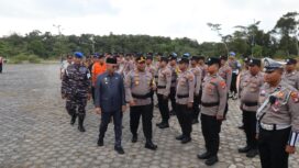 Kapolres Kepulauan Anambas AKBP I Gusti Ngurah Agung Budianaloka, S.I.K., M.H., didampingi Bupati Kepulauan Anambas dan Forum Koordinasi Pimpinan Daerah (Forkopimda) sat melakukan peninjauan pasukan, Kamis (12/03) F-Humas Polres Anambas