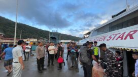 Kapolres Kepulauan Anambas bersama Bupati Kepulauan Anambas melakukan pengecekan Pos Terpadu sekaligus melepas arus mudik dalam rangka Operasi Ketupat Seligi Tahun 2026 di Pelabuhan Tarempa, Sabtu (14/03/2026) pagi. F-Humas Polres Anambas