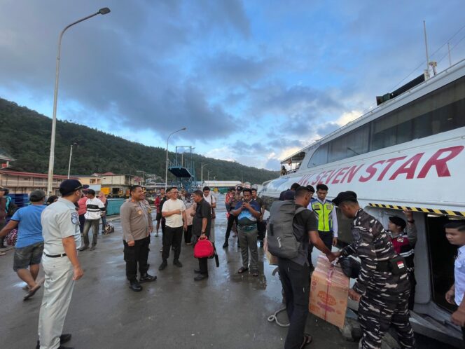 
					Kapolres Kepulauan Anambas bersama Bupati Kepulauan Anambas melakukan pengecekan Pos Terpadu sekaligus melepas arus mudik dalam rangka Operasi Ketupat Seligi Tahun 2026 di Pelabuhan Tarempa, Sabtu (14/03/2026) pagi. F-Humas Polres Anambas 