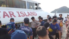 Personil Polres Kepulauan Anambas saat membantu warga masyarakat yang hendak mudik, Senin (16/03) F-Humas Polres Anambas 