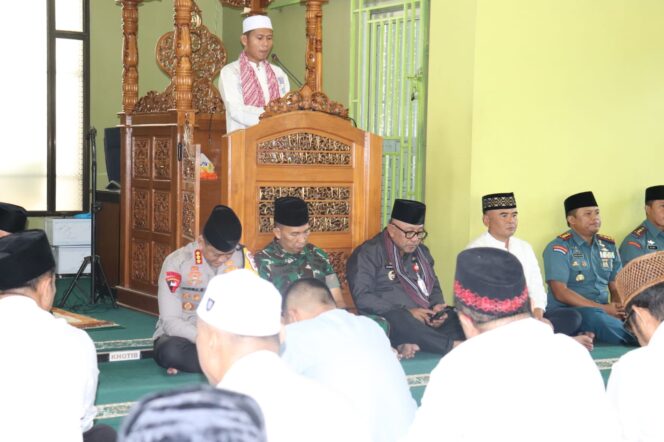 
					Komandan Kodim (Dandim) 0315/Tanjungpinang, Kolonel Inf Abdul Hamid, S.I.P., menghadiri kegiatan Sholat Tasbih bersama Wali Kota Tanjungpinang yang digelar di Masjid Abbas Thalib, Jalan Hanjoyo Putro, Kelurahan Batu IX, Kota Tanjungpinang, Selasa (17/3/2026)
