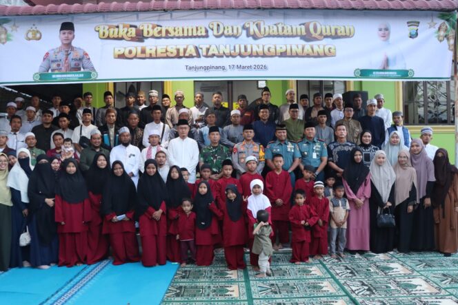 
					Kapolresta Tanjungpinang Kombes Pol Indra Ranu Dikarta, S.I.K., M.Si., serta sejumlah pejabat daerah dan unsur Forum Koordinasi Pimpinan Daerah (Forkopimda), di antaranya Walikota Tanjungpinang H. Lis Darmansyah, S.H., Dandim 0315/Tanjungpinang Kolonel Inf. Abdul Hamid, S.IP., Panti Asuhan dan Para Hafiz Qur'an, Selasa (17/03). F-Kepri.info