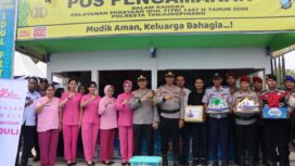 Kapolresta Tanjungpinang Kombes Pol. Indra Ranu Dikarta beserta Ketua Bhayangkari Cabang Kota Tanjungpinang menyerahkan bingkisan berupa makanan dan minuman untuk personel yang bertugas di Pos PAM dN Pos YAN, Kamis (19/03)