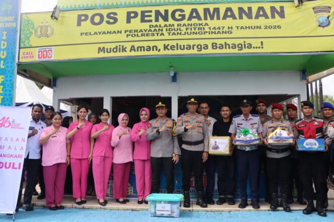 
					Kapolresta Tanjungpinang Kombes Pol. Indra Ranu Dikarta beserta Ketua Bhayangkari Cabang Kota Tanjungpinang menyerahkan bingkisan berupa makanan dan minuman untuk personel yang bertugas di Pos PAM dN Pos YAN, Kamis (19/03)