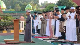 Suasana khidmat dan penuh kebersamaan mewarnai pelaksanaan Sholat Idul Fitri 1447 Hijriah di Mako Polresta Tanjungpinang, Sabtu (21/03) pagi. F-Kepri.info