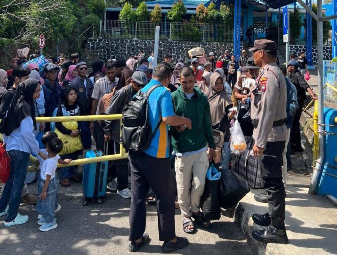 
					Anggota Kepolisan Polsek Kawasan Pelabuhan terus melakukan pemantauan dan pengamanan terhadap aktivitas keberangkatan dan kedatangan penumpang di wilayah pelabuhan Sri Bintan Pura Tanjungpinang. Minggu (22/03/2026). F-Humas Polresta Tanjungpinang.