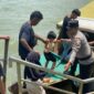 Anggota Polsek Tanjungpinang Kota saat membantu wisatawan yang saat menaiki Pompong ke Pulau Penyengat, Senin (23/03). F-Kepri.info