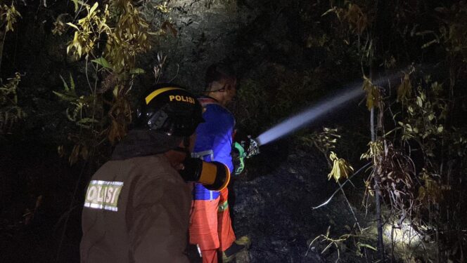 
					Tim Polda Kepri berjibaku memadamkan api di Tanjung Riau Batam, Selasa (24/03) malam. F-Humas Polda Kepri 