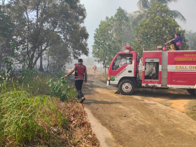 
					Tim Damkar Kota Tanjungpinang saat tiba dilakasi kebakaran lahan di Kelurahan Kampung Bugis, Rabu (25/03) siang. F-Kepri.info