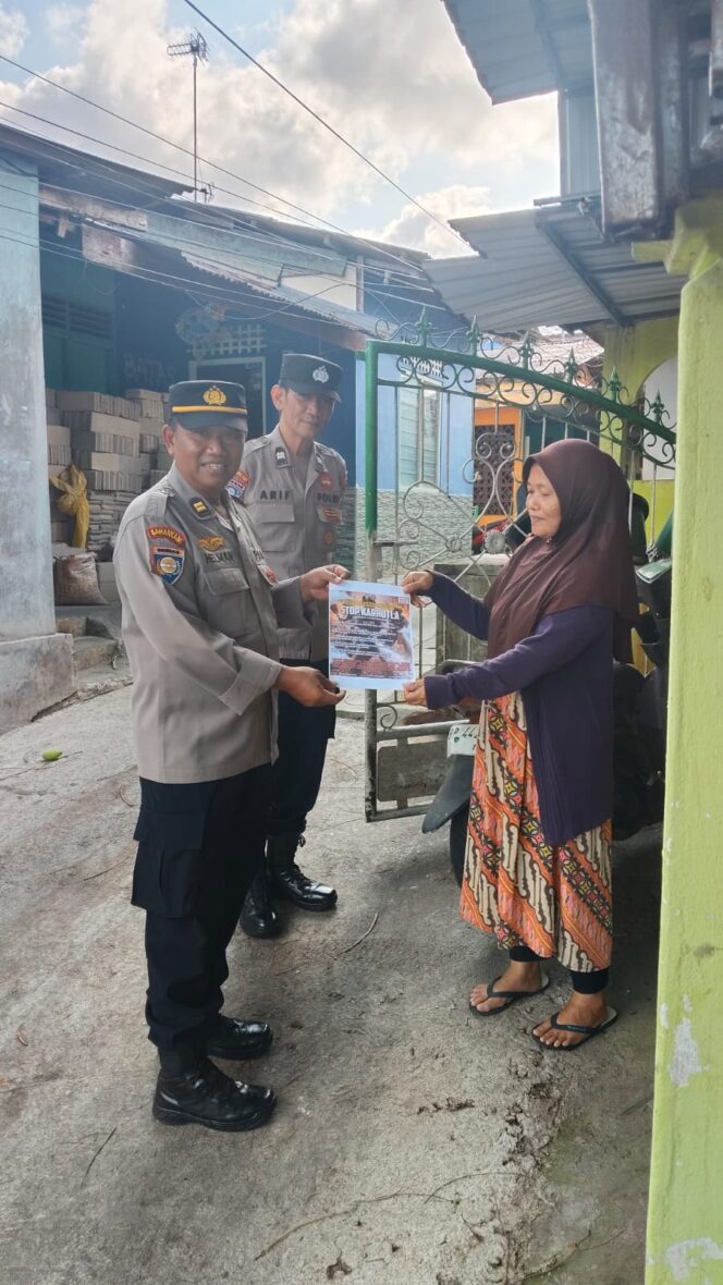 
					Wakasat Binmas Polresta Tanjungpinang, Iptu Helman bersama personilnya saat melakukan sosialisasi dan himbauan untuk tidak membakar lahan maupun hutan, Jumat (27/03). F-Humas Polresta Tanjungpinang 