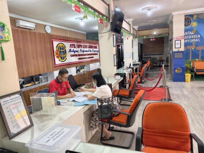 
					Warga tetap mendapatkan pelayanan pada saat libur Lebaran pada Senin (23/03). F- Humas Kementerian ATR/BPN
