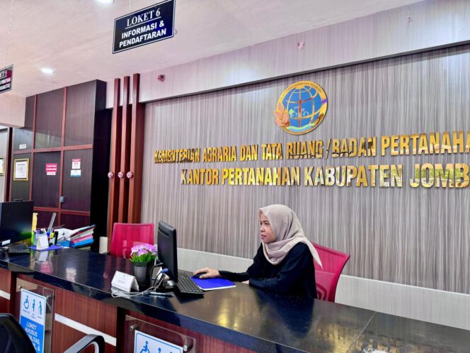 
					Loket Pelayanan Kantor Pertanahan Jombang tetap buka saat libur Lebaran pada Senin (23/03) F-Humas Kementrian ATR/BPN