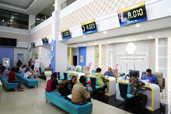 
					Momentum mudik Lebaran dimanfaatkan Kementerian Agraria dan Tata Ruang/Badan Pertanahan Nasional (ATR/BPN) untuk tetap menghadirkan layanan pertanahan bagi masyarakat. F-Humas Kementrian ATR/BPN