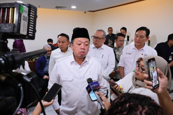 
					Menteri Nusron saat memberikan keterangan pers kepada awak media, Kamis (12/03). F-Humas Kementrian ATR/BPN