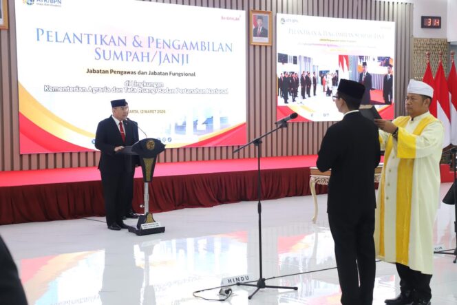 
					Wamen Ossy Lantik Pejabat Pengawas dan Fungsional, Kamis (12/03) F-Humas Kementrian ATR/BPN. F-Humas Kementrian ATR BPN 