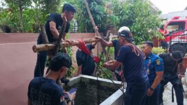 Tim rescue Damkar Tanjungpinang saat menyelamatkan pekerja sumur yang kehabisan oksigen dalam sumur, Senin (30/03) F-Kepri.info