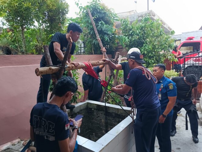 
					Tim rescue Damkar Tanjungpinang saat menyelamatkan pekerja sumur yang kehabisan oksigen dalam sumur, Senin (30/03) F-Kepri.info